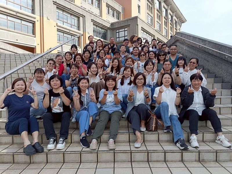 育達科技大學社會工作系同學在學校圖書館前合影