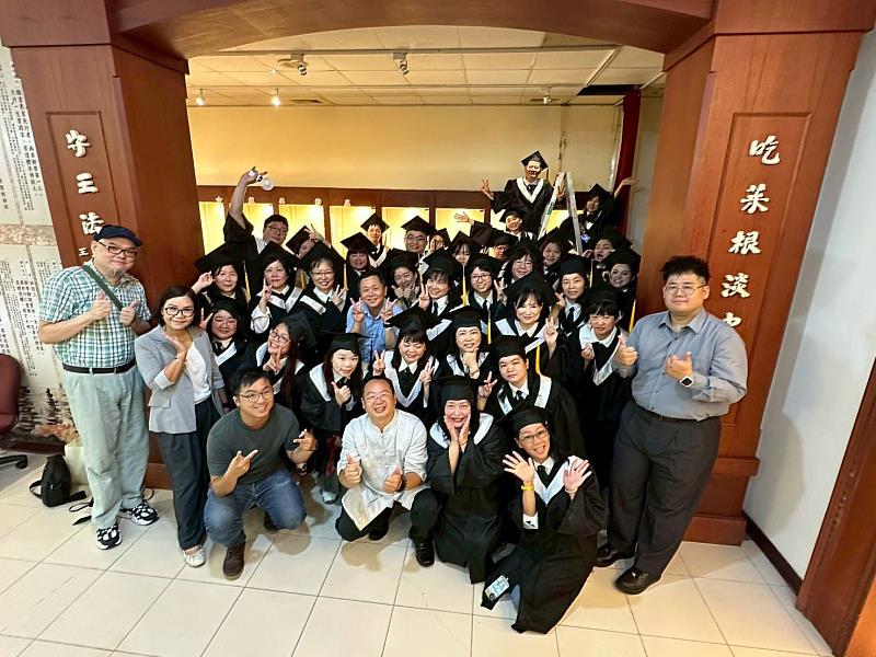 育達科技大學社會工作系同學在學校廣亞藝術中心合影