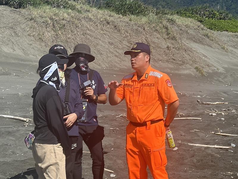 與友軍討論搜救方向