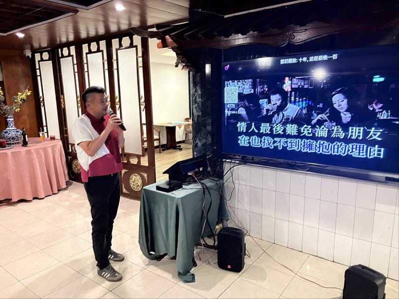 僑胞歡唱卡拉OK