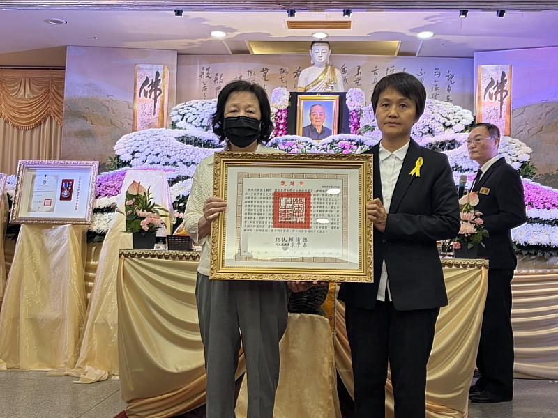 圖2 古主委代表總統頒贈總統褒揚令