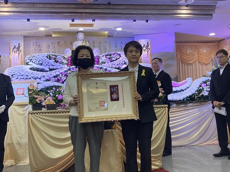 圖3 古主委頒一等客家事務專業獎章
