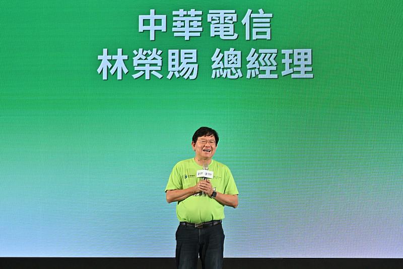 中華電信總經理林榮賜率長官們與民眾為中華隊加油應援。