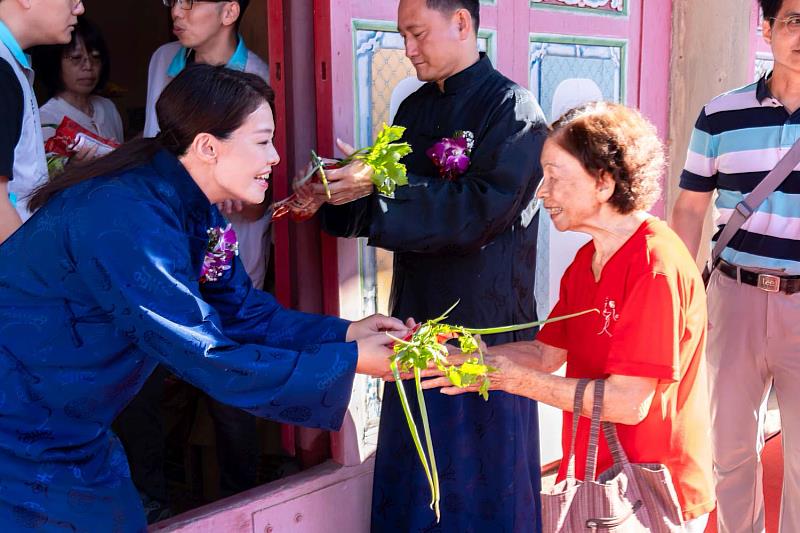 市長高虹安贈送智慧筆、麵線、芹菜及蔥,祝福學子學業順利。