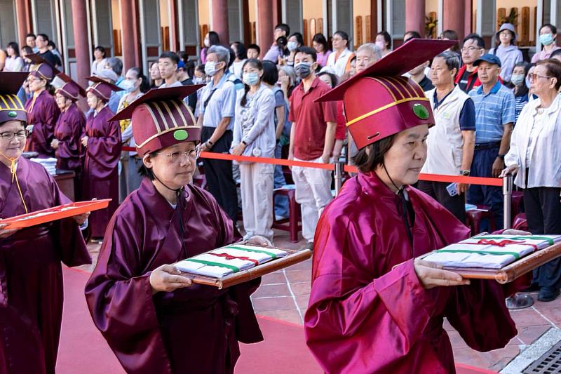 釋奠典禮全程遵循三獻古禮進行,吸引民眾觀禮。