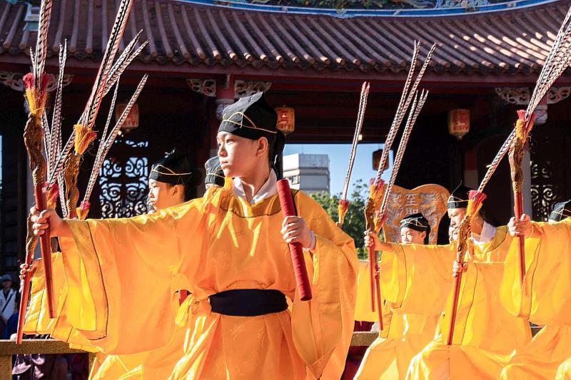 民富國小舞蹈班擔任佾生帶來精彩的「六佾舞」。