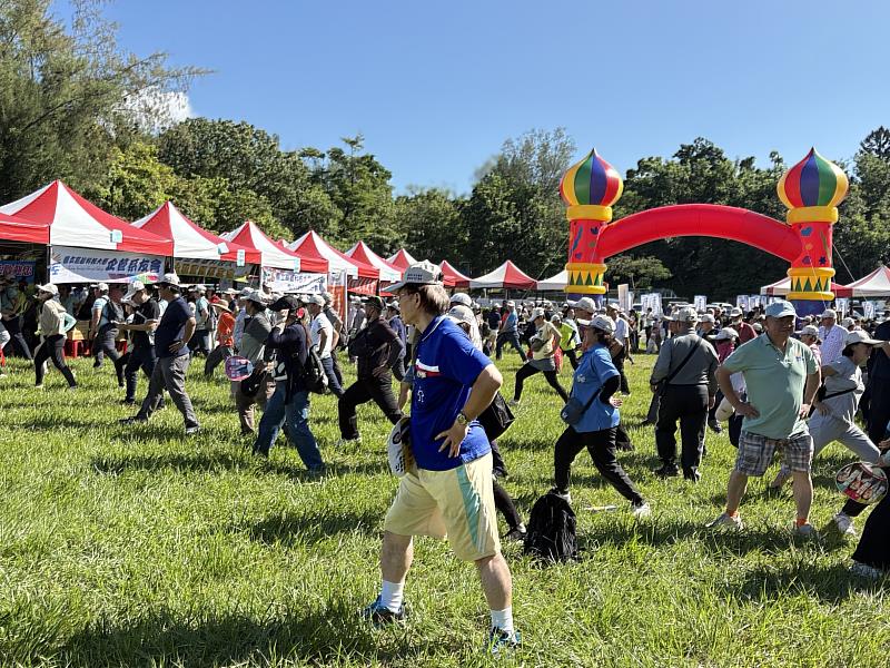 圖說:高科大師生、校友及眷屬約1,500人齊聚澄清湖,健走前進行千人大暖身,現場活力十足,以健康行動歡度教師節、向師長致謝。