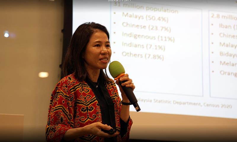 馬來西亞砂拉越州文化創意部蔡靜芬司長發表專題演講。(照片/校方提供)