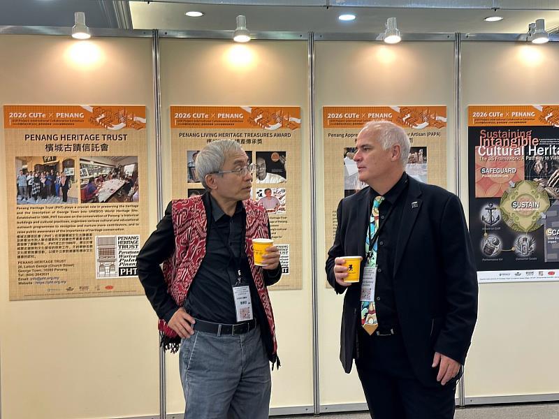 文化部文化資產局陳濟民局長與加拿大卡爾頓大學Mario Santana教授於論壇會場交換意見。(照片/校方提供)