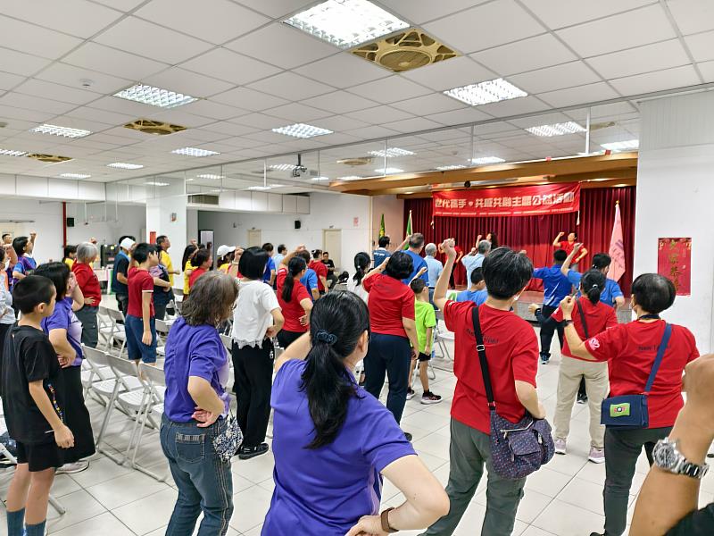 開場帶動。
