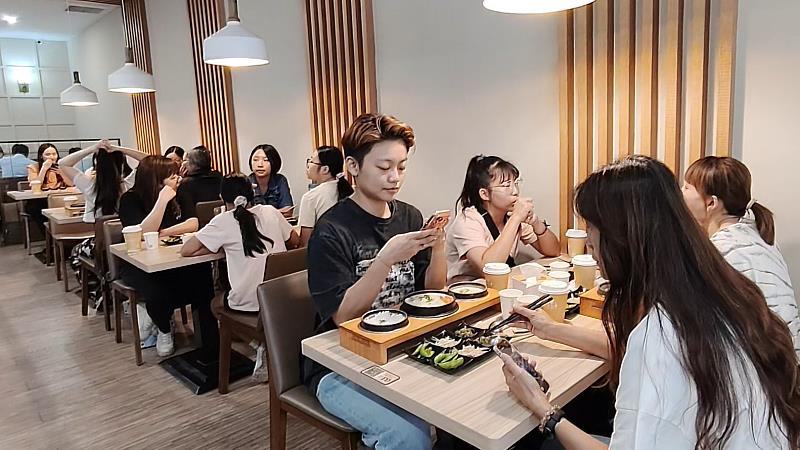 教師用餐畫面。