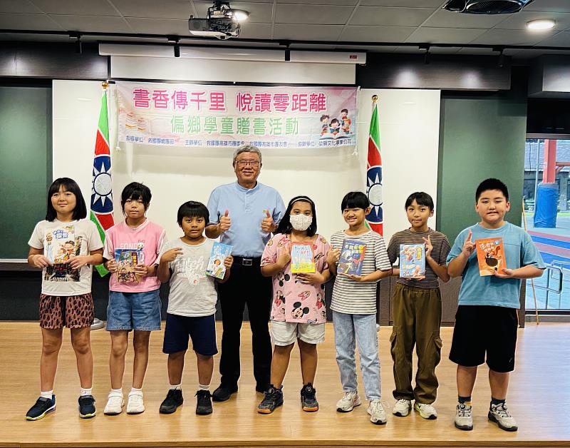 高雄市團友會「書香傳千里．悅讀零距離」贈書至新發國小及茂林國小