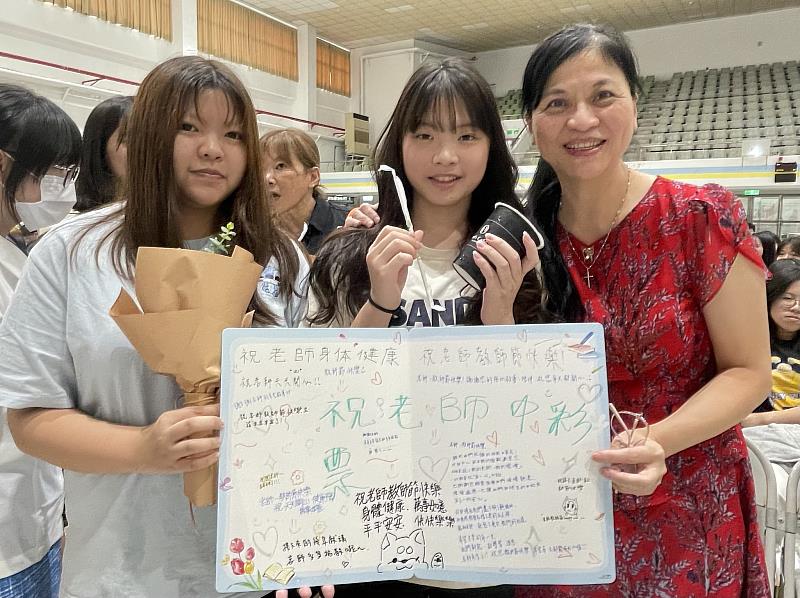 學生送上代表滿滿心意的卡片給老師。
