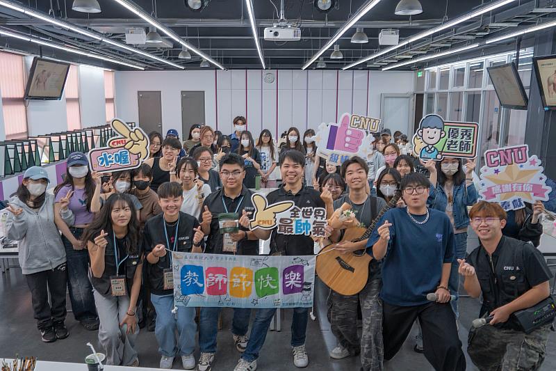 吉他社指導老師楊岡(前中)開心與同學一同高歌。