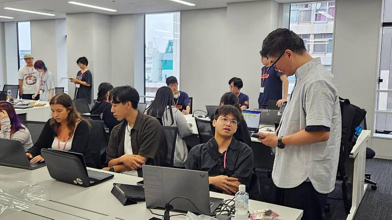南臺科大多樂系謝承勳老師(右1)針對遊戲概念提供專業指導。