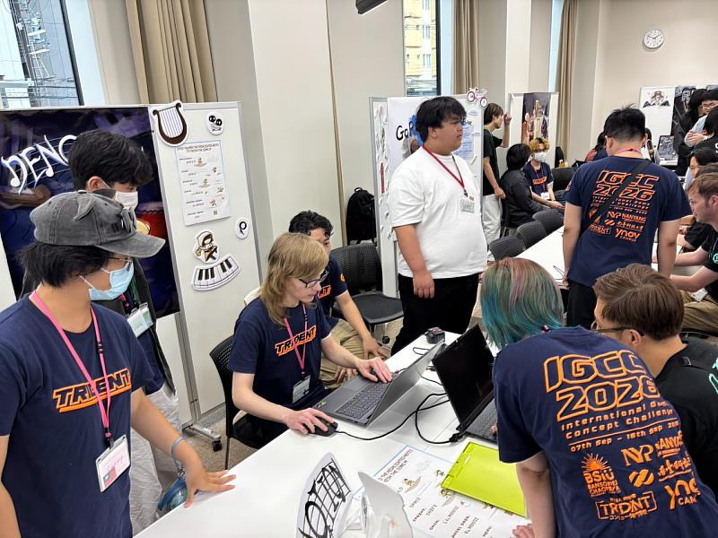 團隊進行遊戲雛型展示與實機測試。