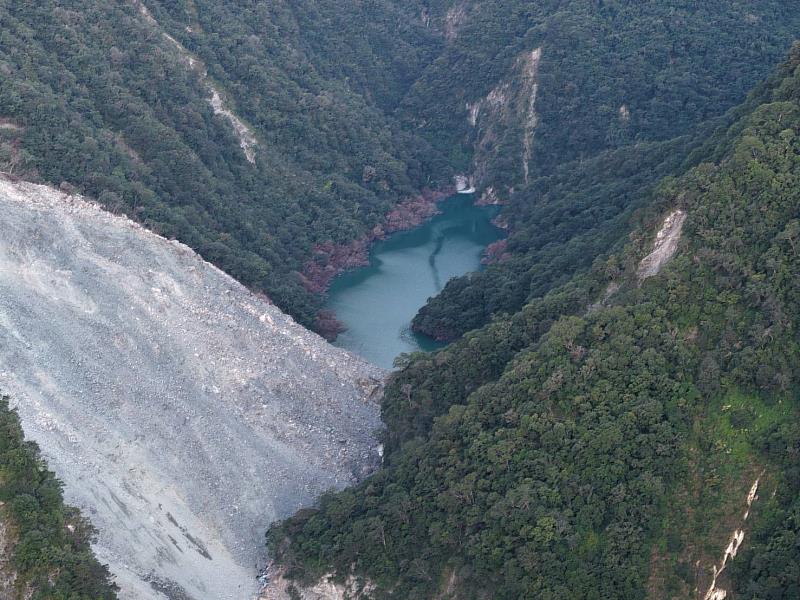 115年9月29日上午05:45-06:10，萬里溪堰塞湖空拍。