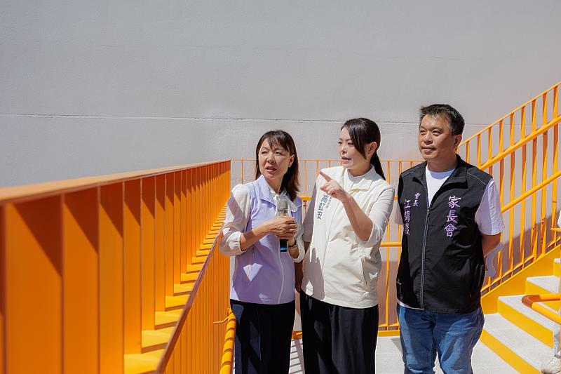市長高虹安巡視學悉樓。