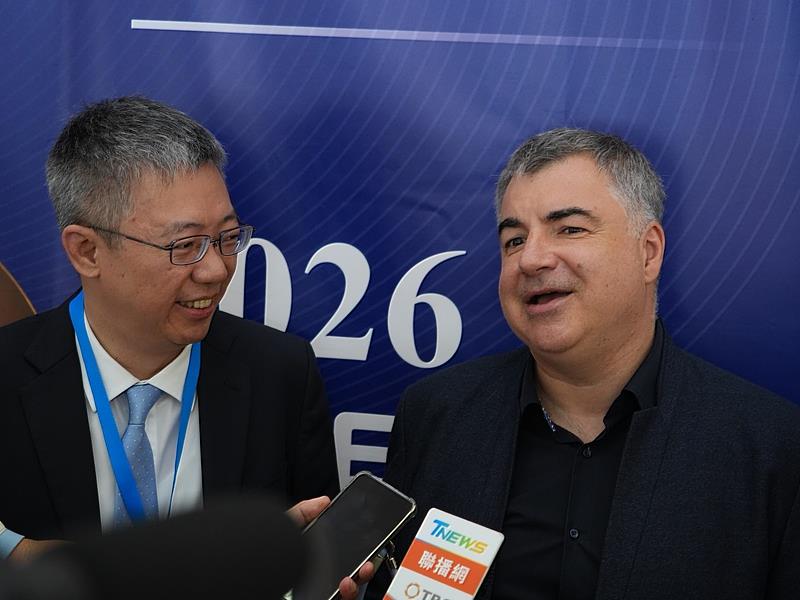 台中教育大學校長郭伯臣與諾貝爾物理學獎得主Sir Konstantin Novoselov(康斯坦丁・諾沃肖洛夫)教授。