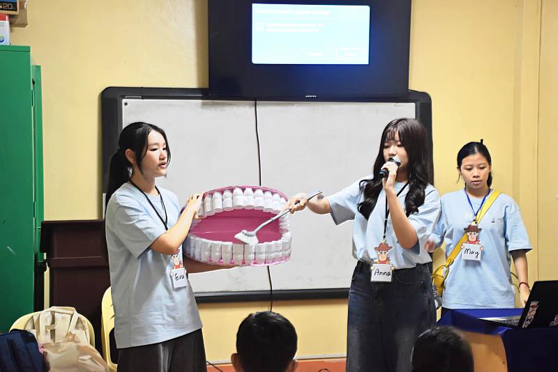 運用回收養樂多瓶及廢棄紙箱製作牙齒、牙齦模型,讓孩童在趣味學習中認識口腔保健。