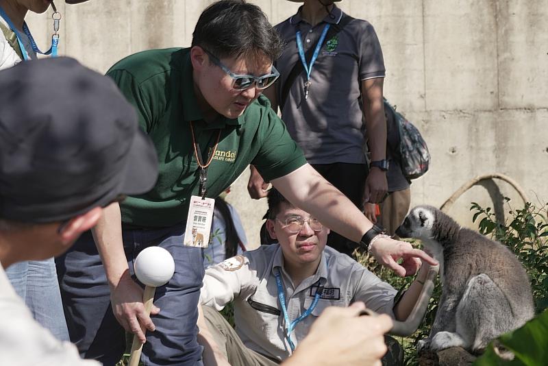 新加坡萬態野生動物集團動物行為與計畫副總監曾寶珊分享國際實務經驗。(圖/六福旅遊集團提供)