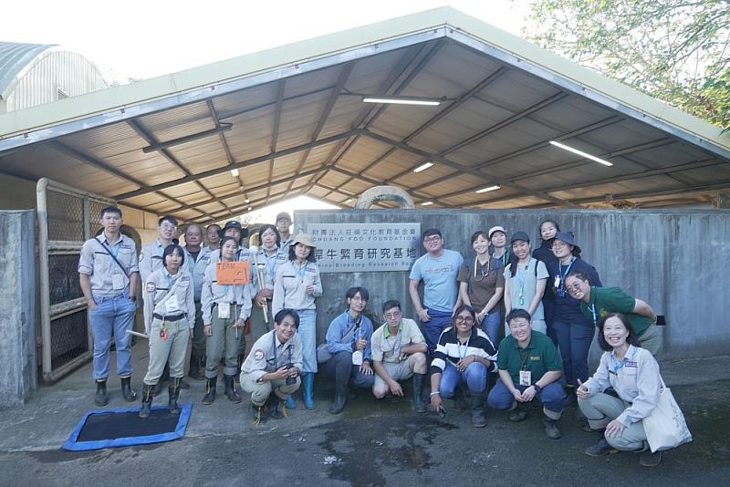 由國際專業講師帶領學員於六福村進行實地操作訓練。(圖/六福旅遊集團提供)
