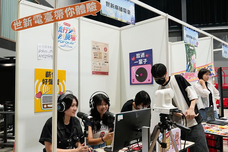 世新廣播電臺在社團博覽會推出影音Podcast拍貼體驗,吸引學弟妹參與。(世新大學提供)
