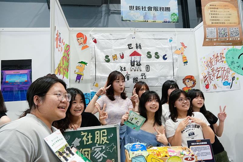 世新社會服務團於社團博覽會與新生交流社團特色與參與方式。(世新大學提供)