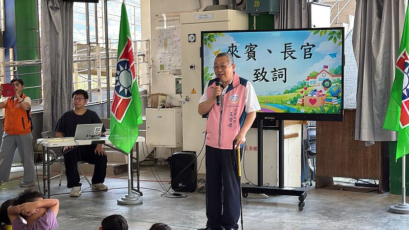 書香傳千里 悅讀零距離 愛心串聯走進泰安象鼻國小 贈書、贈鞋、贈文旦及電子時鐘 公益力量陪伴偏鄉學童逐夢成長