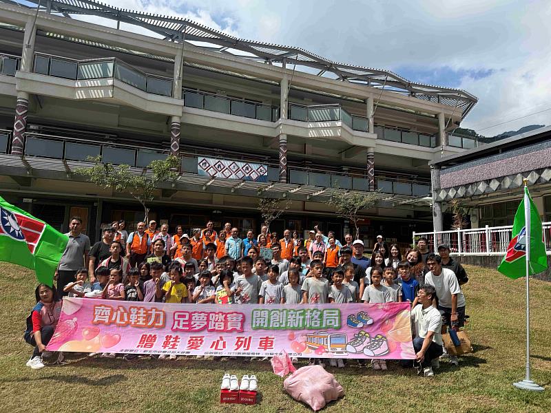 書香傳千里 悅讀零距離 愛心串聯走進泰安象鼻國小 贈書、贈鞋、贈文旦及電子時鐘 公益力量陪伴偏鄉學童逐夢成長