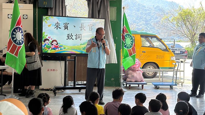 書香傳千里 悅讀零距離 愛心串聯走進泰安象鼻國小 贈書、贈鞋、贈文旦及電子時鐘 公益力量陪伴偏鄉學童逐夢成長