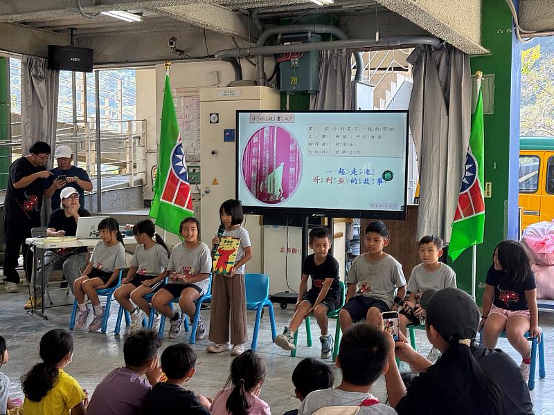 書香傳千里 悅讀零距離 愛心串聯走進泰安象鼻國小 贈書、贈鞋、贈文旦及電子時鐘 公益力量陪伴偏鄉學童逐夢成長