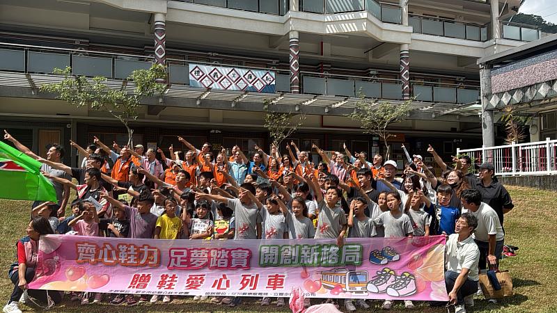 書香傳千里 悅讀零距離 愛心串聯走進泰安象鼻國小 贈書、贈鞋、贈文旦及電子時鐘 公益力量陪伴偏鄉學童逐夢成長