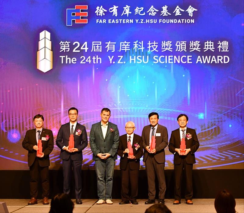 遠東集團創新長徐國安(左3)與5位有庠科技講座得主合影。