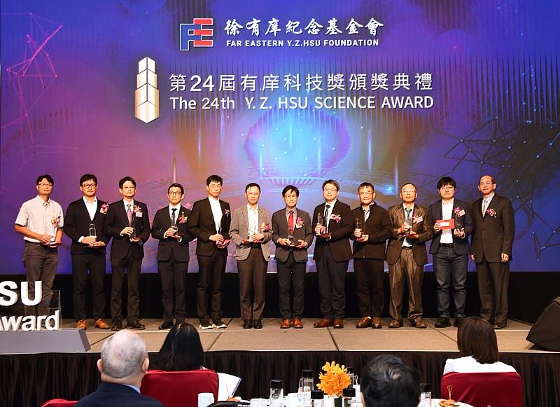國科會副主任委員張振豪(右1)與有庠科技論文獎得主合影。