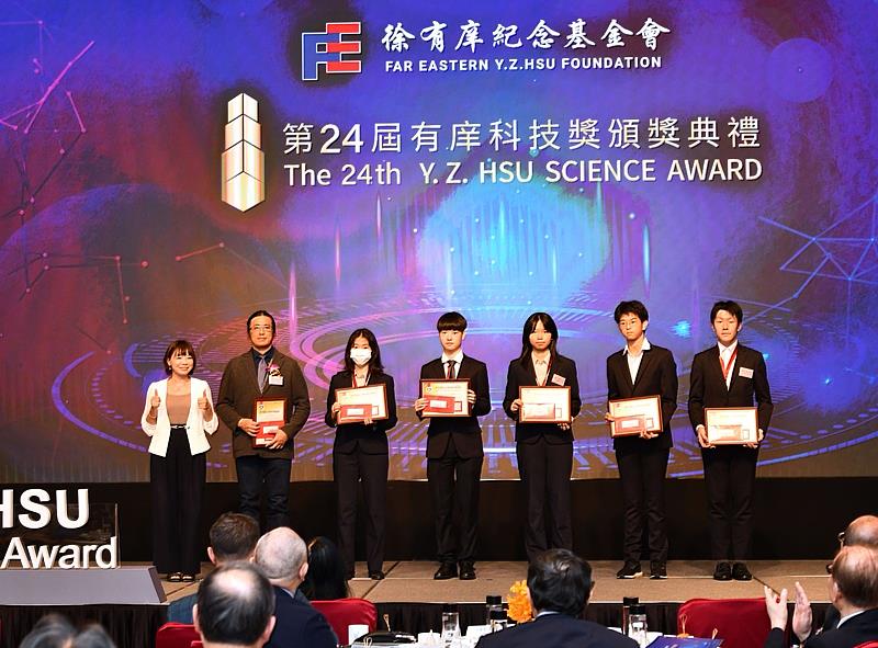 教育部國教署主任秘書黃瀞儀(左1)與IYPT臺灣代表隊合影。