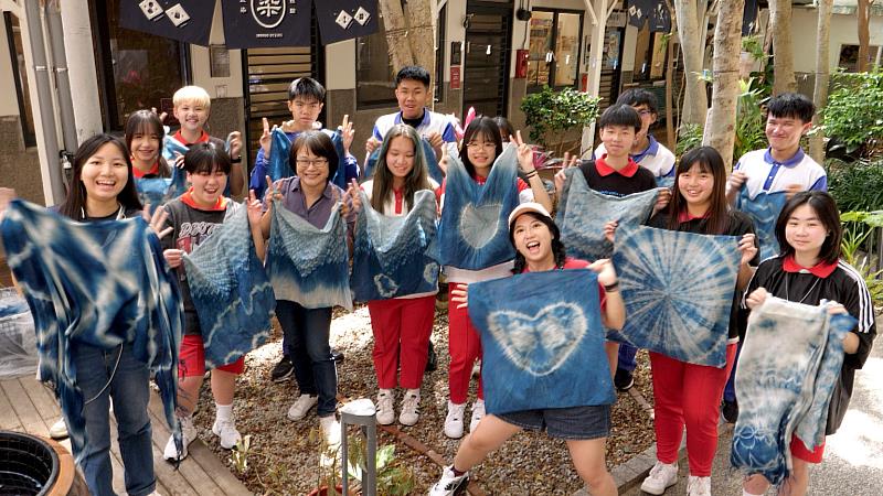 《練習生,衝一波!》主持人李穎珍(珍珍姐姐)深入校園與學生一同體驗、探索客庄文化。(照片來源:客家電視台提供)