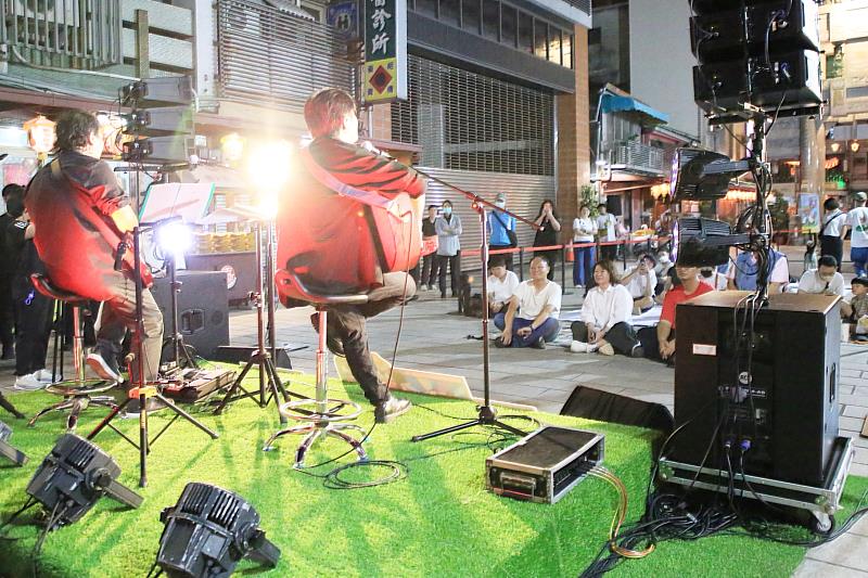 黃敏惠市長欣賞廖士賢歌唱表演。