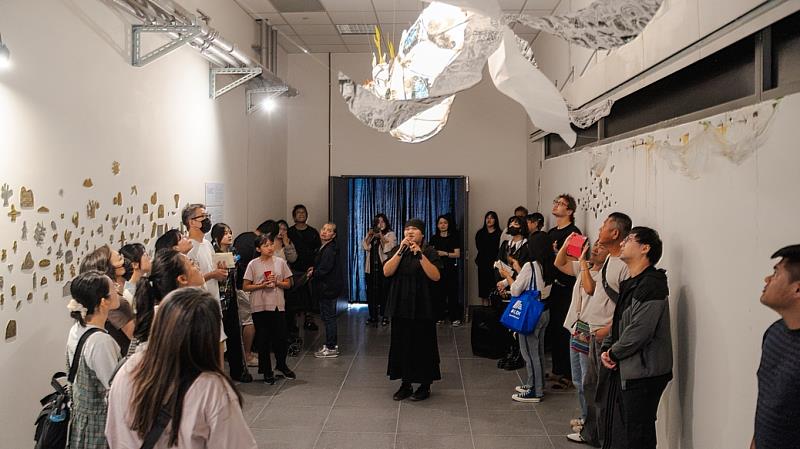 圖1- 駐村藝術家Ali Istanda胡家瑜介紹作品「補龍計畫」，分享她對桃園埤塘的想像。