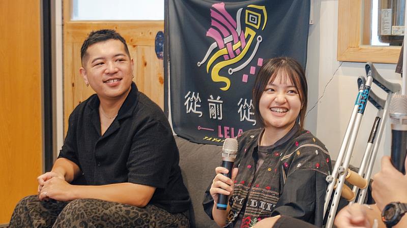 圖3-開幕日下午駐村現場分享會,第二場由「從前從前原創手作工坊」及駐村藝術家Siyat Moses 阮原閩進行對話。