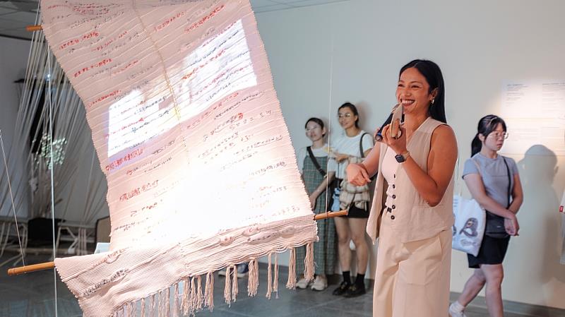 圖2- 駐村藝術家maya’ a taboeh hayawan 羅媛介紹作品「集與合—還沒織完的長衣 pararoton, siyobokan ’i’ini sizaeh」