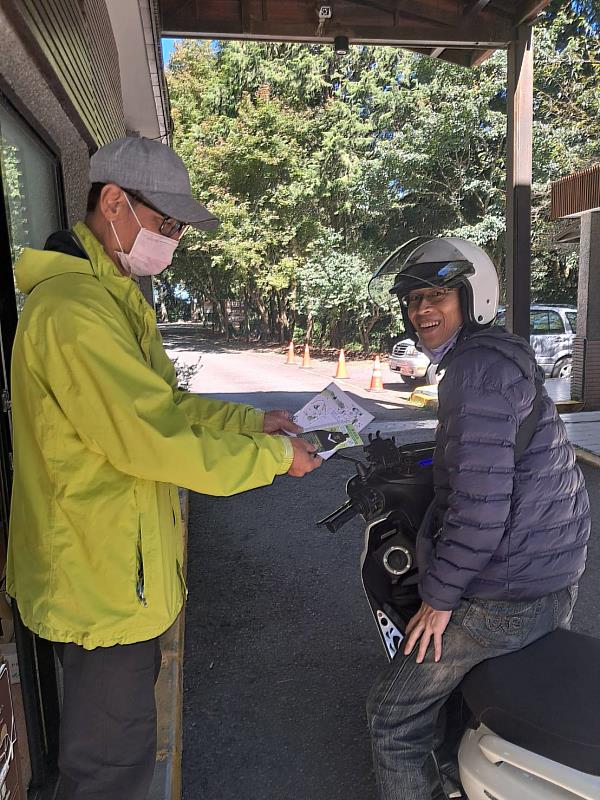 為降低人熊衝突發生的可能性,臺中分署於遊客進入收費站時逐一發放友善黑熊宣導小卡。