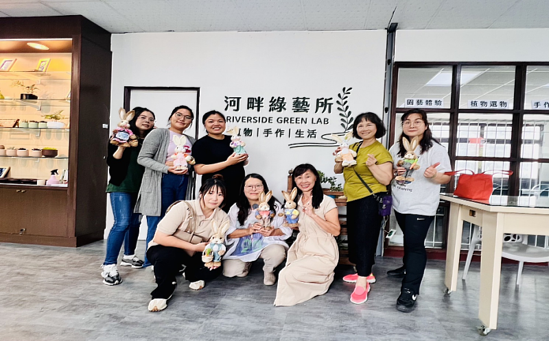 臺南市農會督導員蔡幸娟（右2）與農會推廣指導員們開心拿著作品合影。 （圖／中信科大提供）