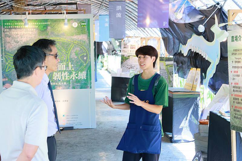 共同策展人族文系張瀚允同學為徐輝明校長、石忠山副校長暨原民院院長導覽,介紹展覽策展脈絡與內容。