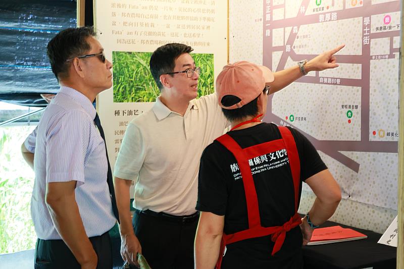 石忠山副校長暨原民院院長分享在地求學記憶,並透過社區地圖交流地方變遷與未來串聯可能。