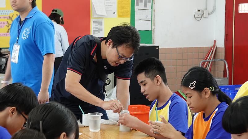 亞洲水泥志工協助實驗關卡「無機肉粽」,帶學生認識水。(圖/淡江大學提供)