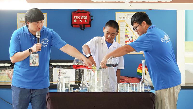 化學遊樂趣開場化學秀「六色彩虹橋」,「化學遊樂趣」團隊邀請學生至化學車上進行實驗。(圖/淡江大學提供)