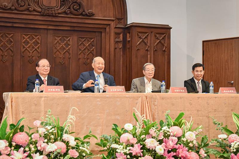 由左至右為前教育部長吳清基、黃昆輝教授教育基金會董事長黃昆輝、前考試院院長黃榮村、前教育部長潘文忠。
