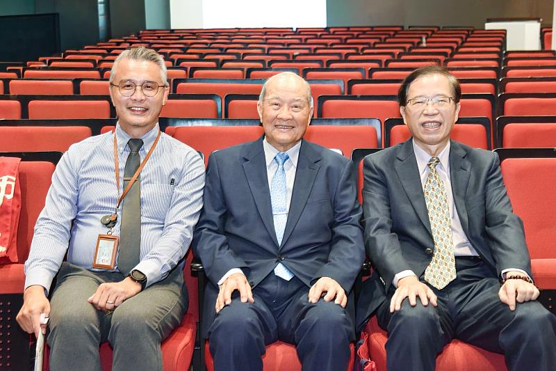 右起為宋曜廷校長、黃昆輝教授、師資培育學院院長劉宇挺。