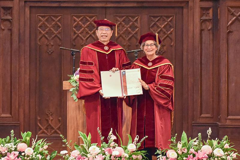 臺師大宋曜廷校長(左)頒授名譽理學博士學位予2026年唐獎永續發展獎得主、麻省理工學院(MIT)講座教授蘇珊.索羅門。